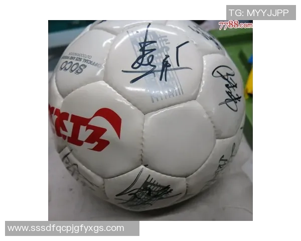 球星签名足球独特魅力展现 签名球鞋和足球的收藏价值与市场影响 球星签名足球独特魅力展现 签名球鞋和足球的收藏价值与市场影响