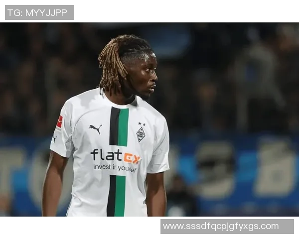 足球球星展现非凡控球与床技融合的惊人身体协调能力