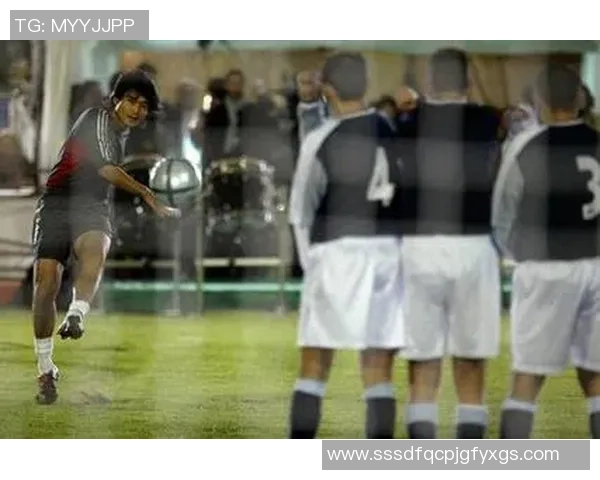 足球巨星与爱侣的浪漫故事:球场内外的心动瞬间与情感纠葛 足球巨星与爱侣的浪漫故事:球场内外的心动瞬间与情感纠葛